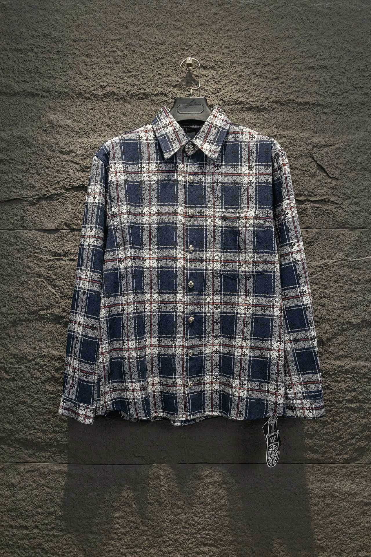 P260 ChromeHearts Chrome Hearts printed cuffs and leather plaid shirt. Customized jacquard fabric, you can wear it in various styles. This genderless shirt is a must-have for nightclubs. It can be worn as a jacket for both men and women. It can be easily worn by both men and women!  The plaid shirt that I have been thinking about has arranged for you to check in with plaid fans! The original loose fit is made of high-quality pure cotton fabrics. The fabric pattern is high-definition and delicate without burrs. It is comfortable and breathable to wear. All the buttons are molded and customized. It is casual and fashionable and can be matched with any bottoms. It can be windproof and sunproof in spring and summer. It can be worn inside or outside in autumn and winter! Easily concave shape makes you look slimmer and taller, perfect for both men and women! Customized main label, accessories, fully washable, whole body wiring, quality control, no heads!  Luxurious dark high street, Hollywood luxury goods, 25SS latest couples leather cross short-sleeved T-shirts, all reflect their own unique style! Made of thick black cotton, goatskin appliqués, hand-sewn custom metal hardware, and silicone varnish printing, multiple materials collide to create a unique texture. It also incorporates ChromeHearts medieval-style Sanskrit fonts and classic horseshoes, creating a unique and charming dark texture under the graceful arcs and all-black shadows, full of artistic sense!  Color: Black Blue Black Size: S M L XL